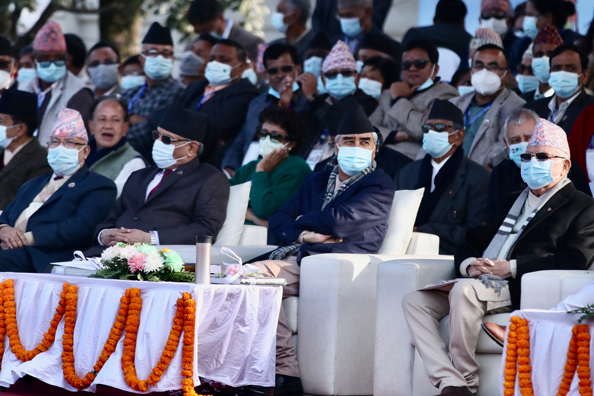 कांग्रेसको मञ्चमा नेताहरूको सवालजवाफ, ओलीको आक्रोश– नागरिकबाट उठेर आएको नेता चोर हुन्छ?