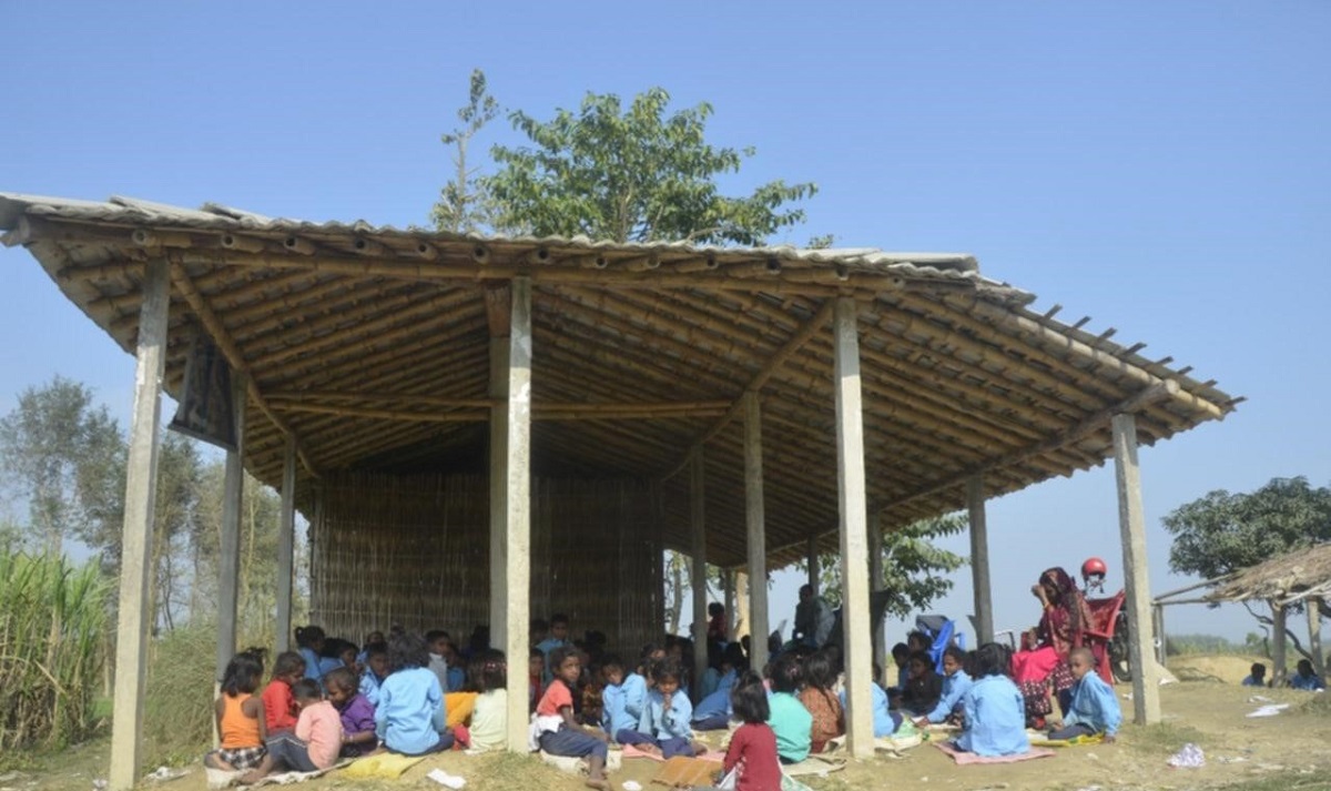 बोरा बिछ्याएर पढिरहेका विद्यार्थी, सात वर्षदेखि तलब नपाएका शिक्षक