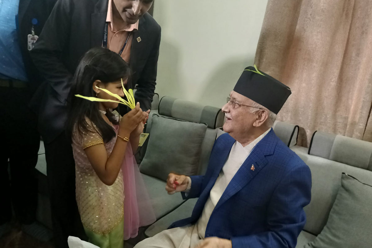 ओली निवासमा पनि दसैंको टीका-जमरा लगाइँदै
