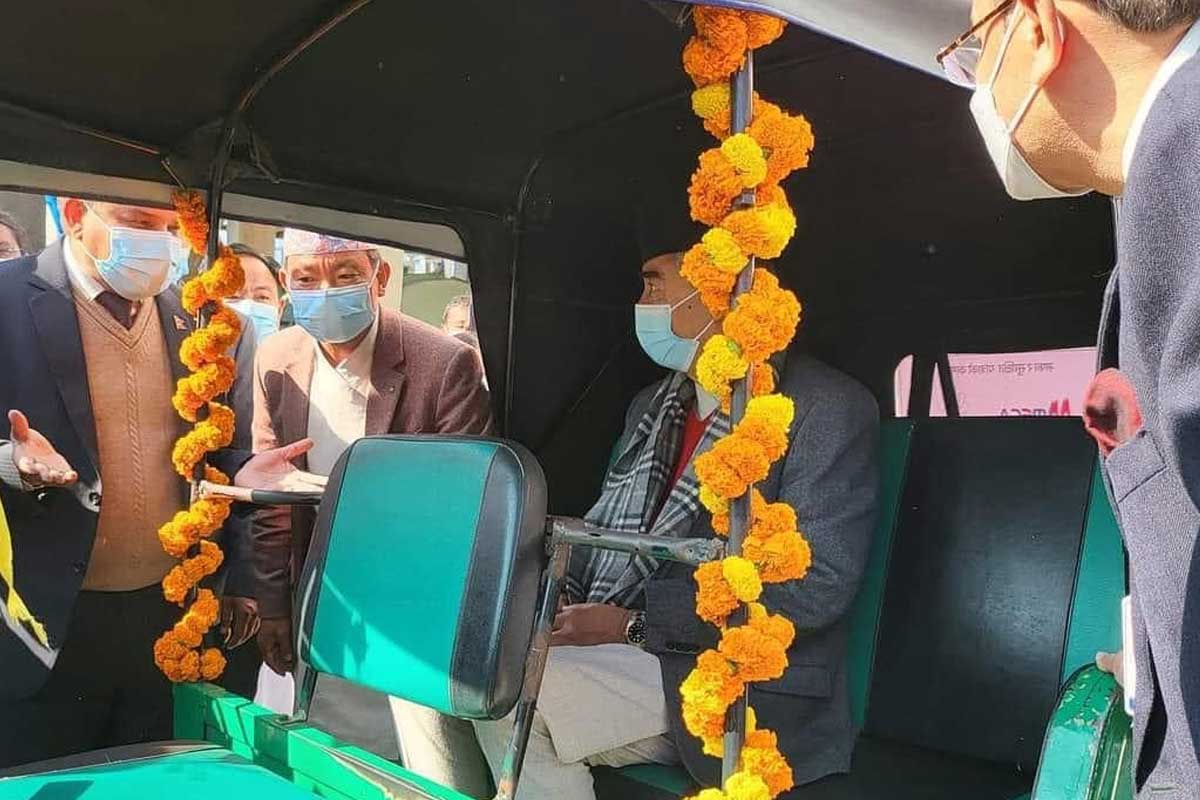 धरान पुगेर अटो चढे प्रधानमन्त्री देउवा