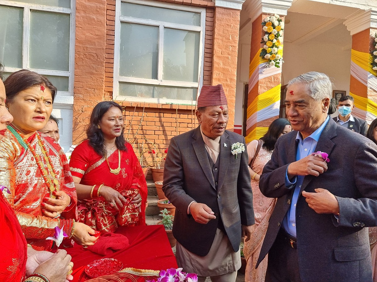 प्रकाशमानको छोराको बिहेमा सरिक हुन प्रधानमन्त्री देउवा चाक्सीबारीमा