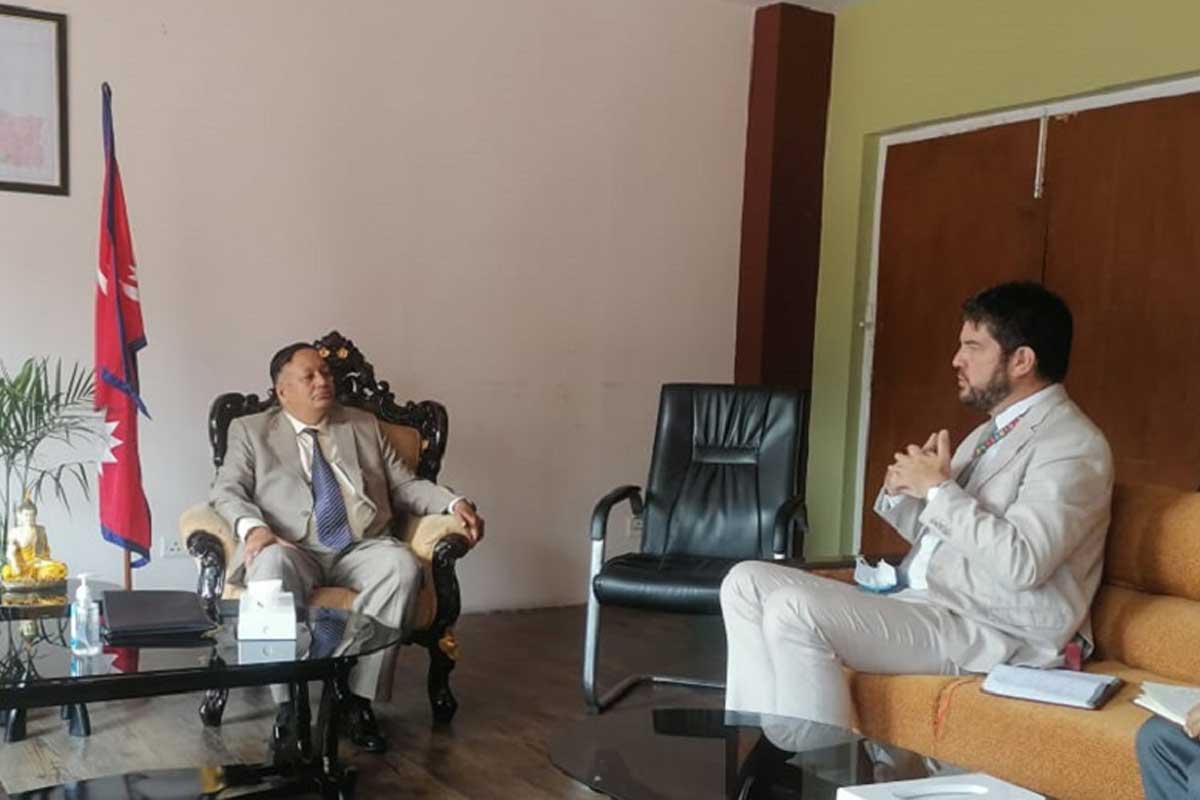 शिक्षामन्त्री पौडेल र युनिस्कोका नेपाल प्रमुख माइकलबीच भेटवार्ता