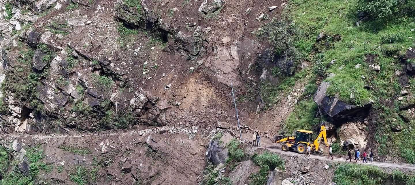 पहिरोले कर्णालीका विभिन्न सडक अवरुद्ध