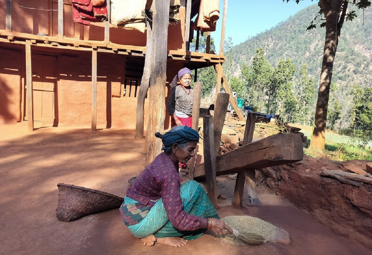 हराउँदै ढिकीमा धान कुट्ने चलन