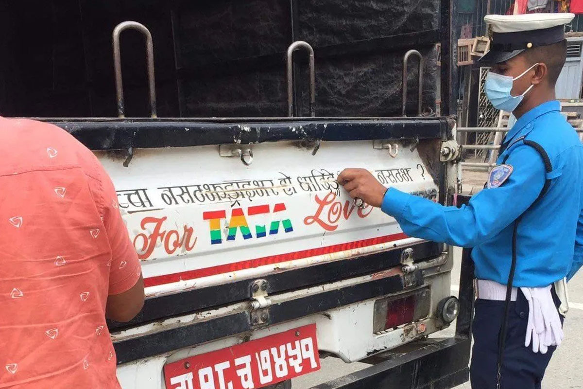 सवारीसाधनमा लेखिएको सायरी र गजल हटाउने ट्राफिक प्रहरीको अभियान