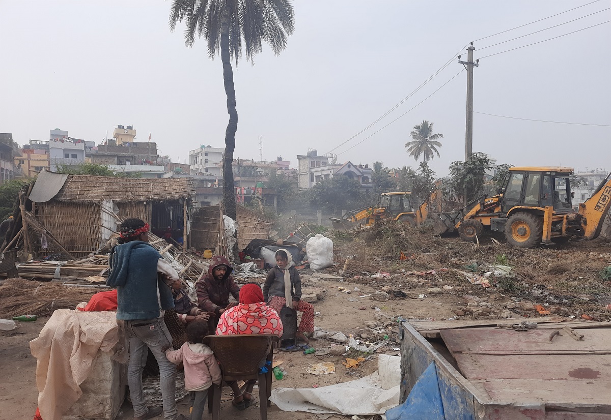 बिपी उद्यानको अतिक्रमित जग्गामा बनेका संरचना हटाउन सुरु