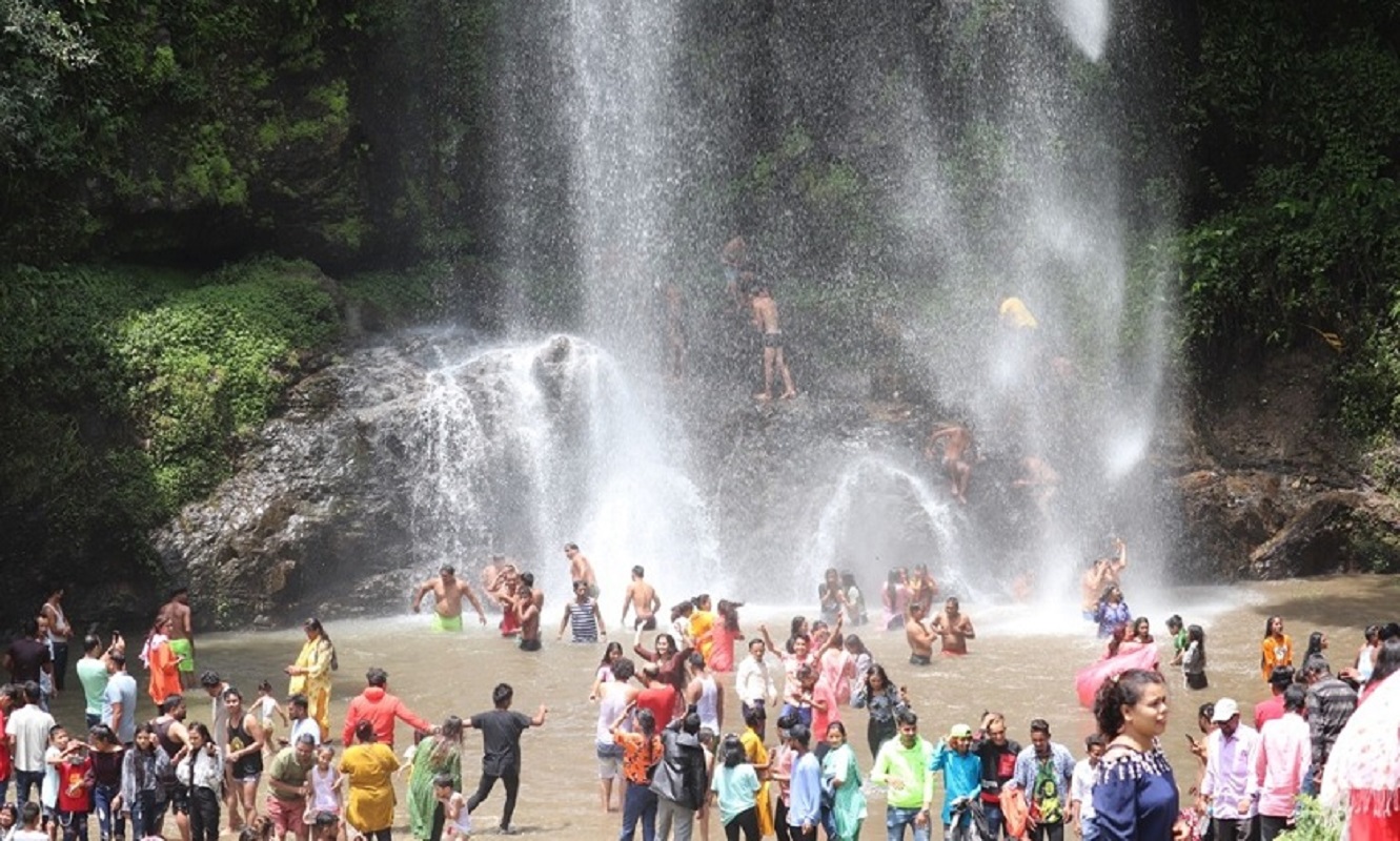 डोटीको छहरा झरनामा पर्यटकको आकर्षण बढ्दै