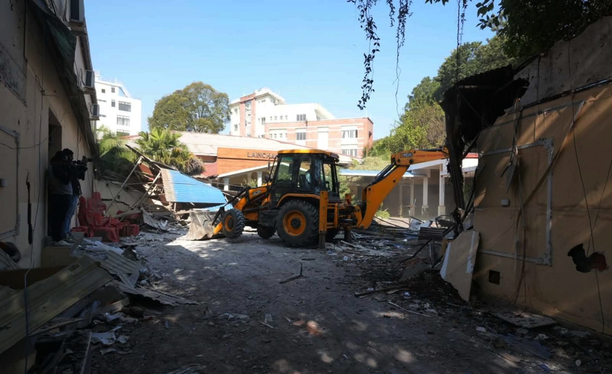 कांग्रेस नेता खड्काको कम्पनीले स्काउटको जग्गामा बनाएका संरचनामा महानगरको डोजर