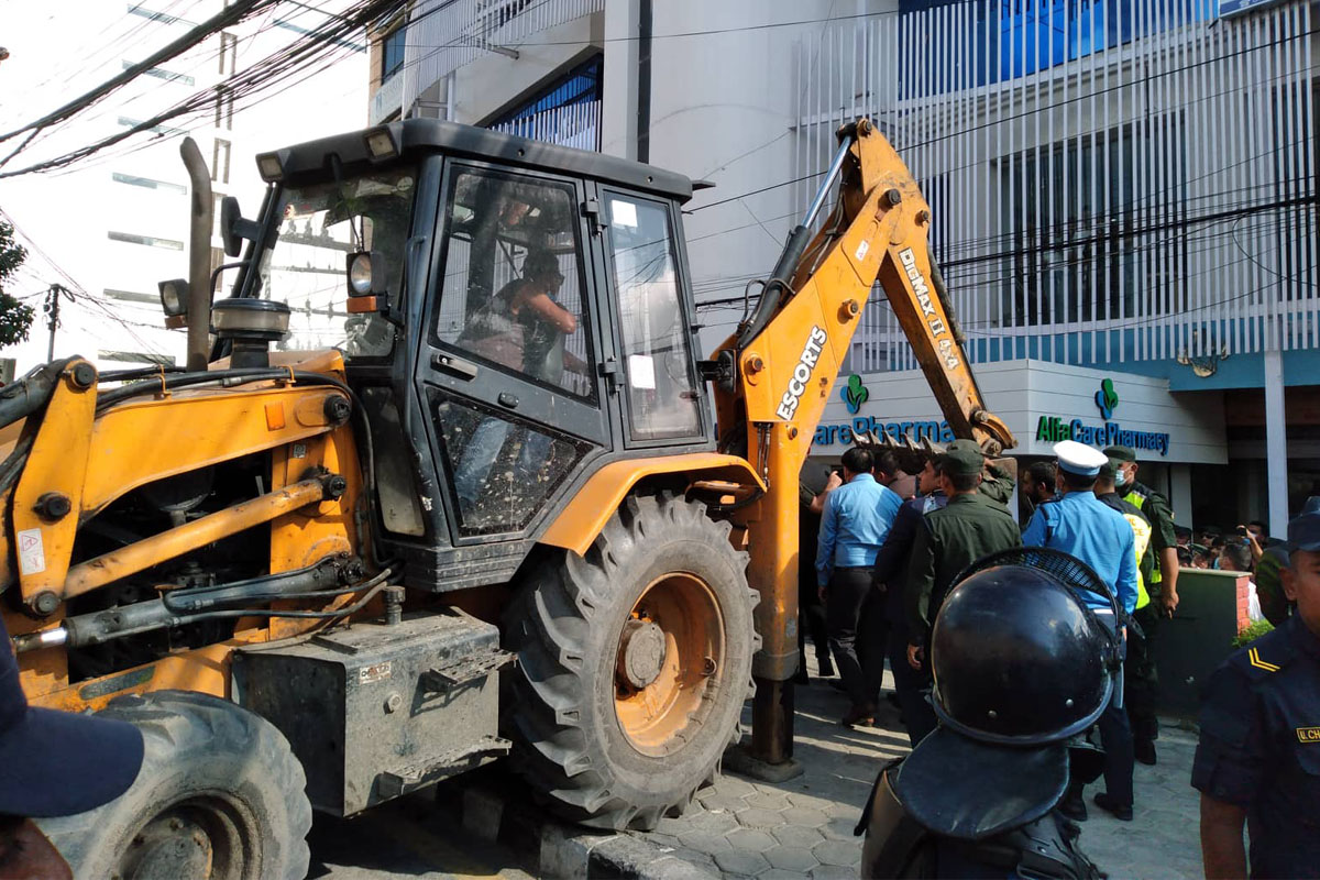 काठमाडौंका सयभन्दा बढी अवैध संरचना भत्काइयो