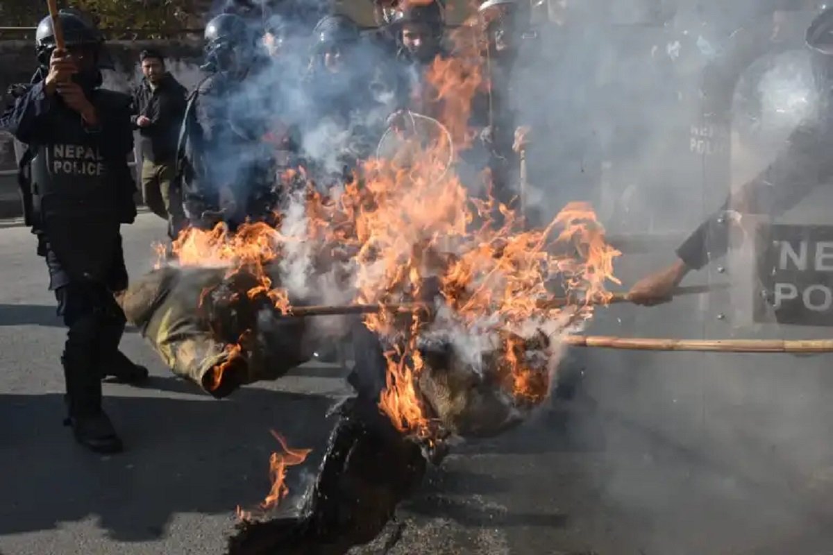 शिक्षामन्त्री खनालको पुत्ला जलाइयो