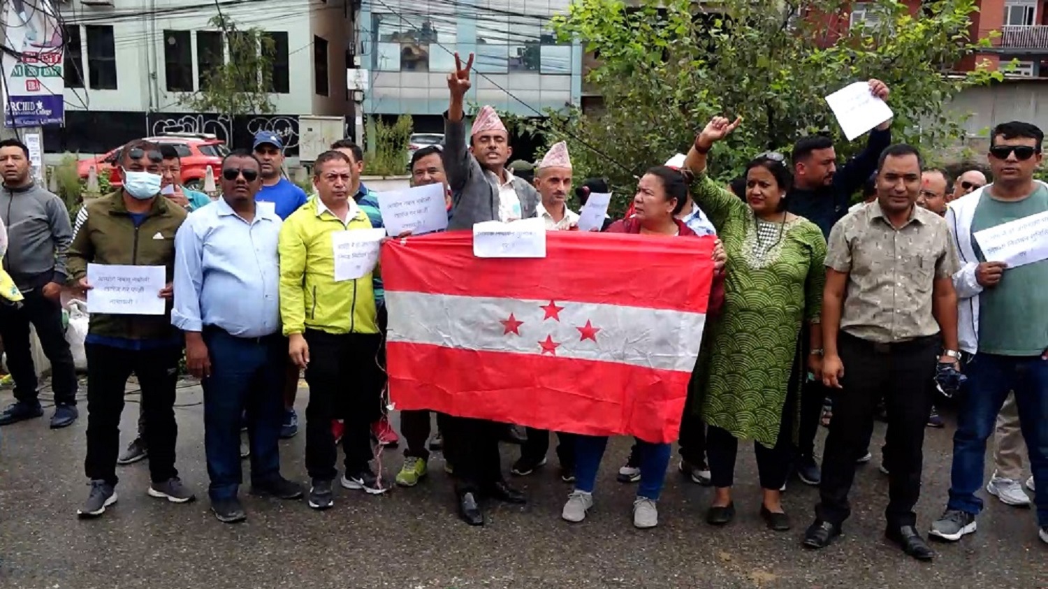 फर्जी मतदाता हटाउन माग गर्दै निर्वाचन कार्यालयअघि कांग्रेसको प्रर्दशन