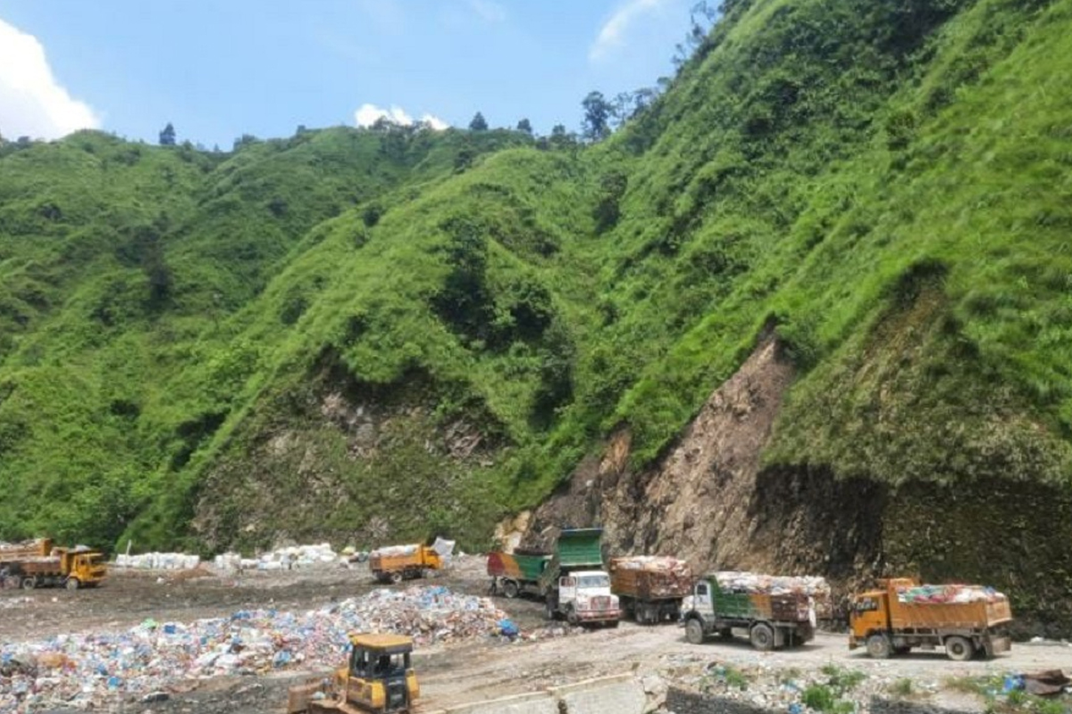 काठमाडौंका मेयर भन्छन्- अवरोध नभए आजदेखि फोहोर बोकेका थप गाडी बञ्चरेडाँडा पुग्छन्