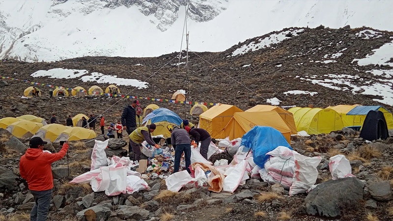 चारदिनदेखि उठेन पोखराको फोहर