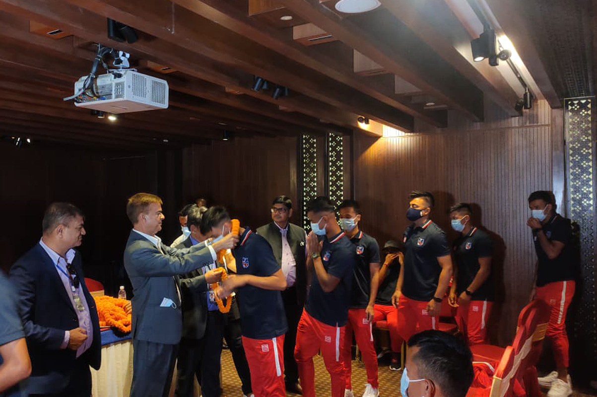 १७ दिनको अभ्यासका लागि नेपाली फुटबल टिम कतार प्रस्थान