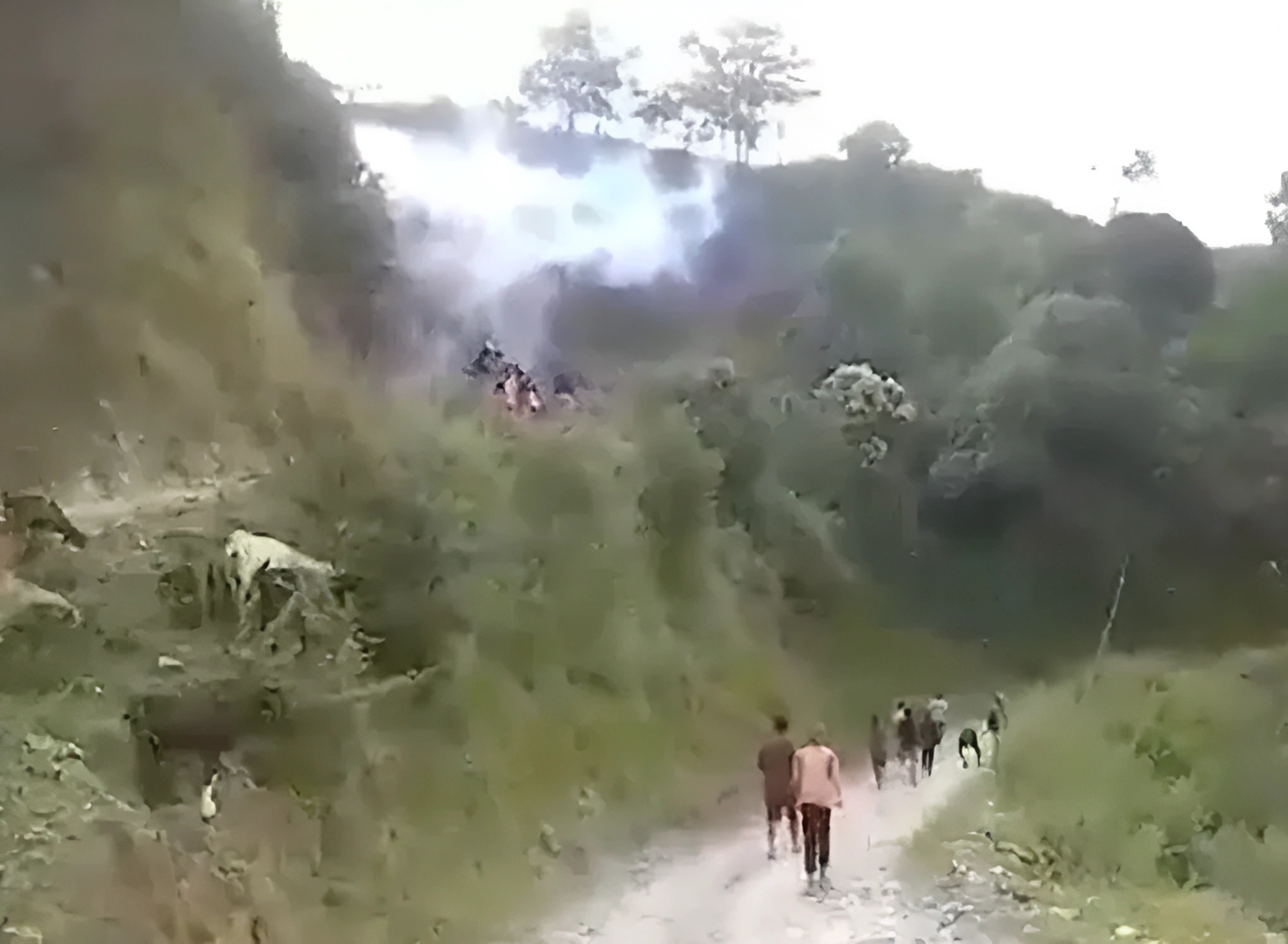 बञ्चरेमा फोहोर फाल्न अवरोध गरेपछि अश्रुग्यास र हवाई फायर