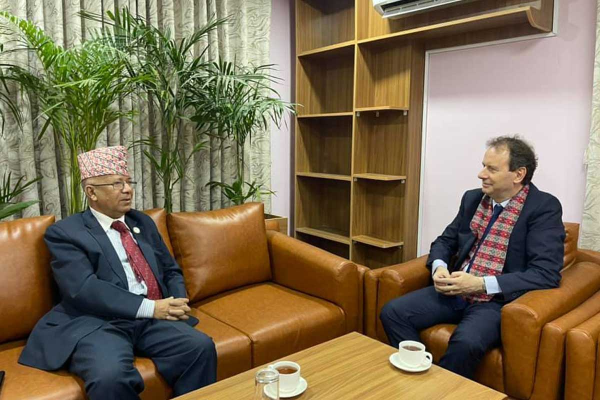 माधव नेपाल र र फ्रान्सेली राजदूतबीच भेटवार्ता