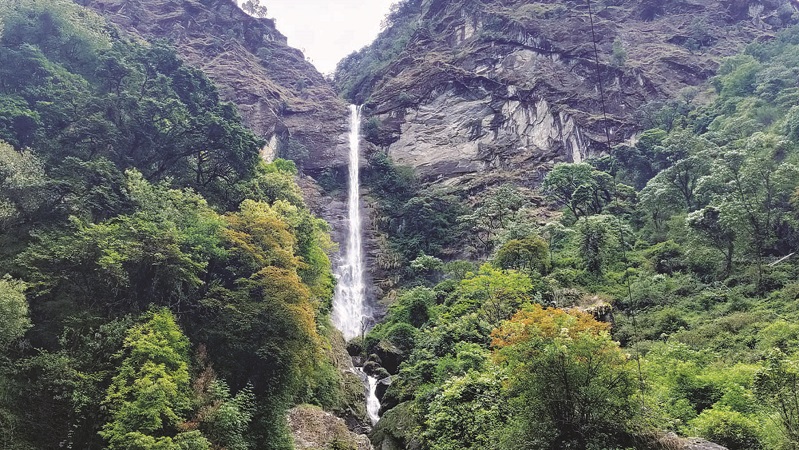 मिक्वाखोलाको आकर्षक फुङफुङे झरना