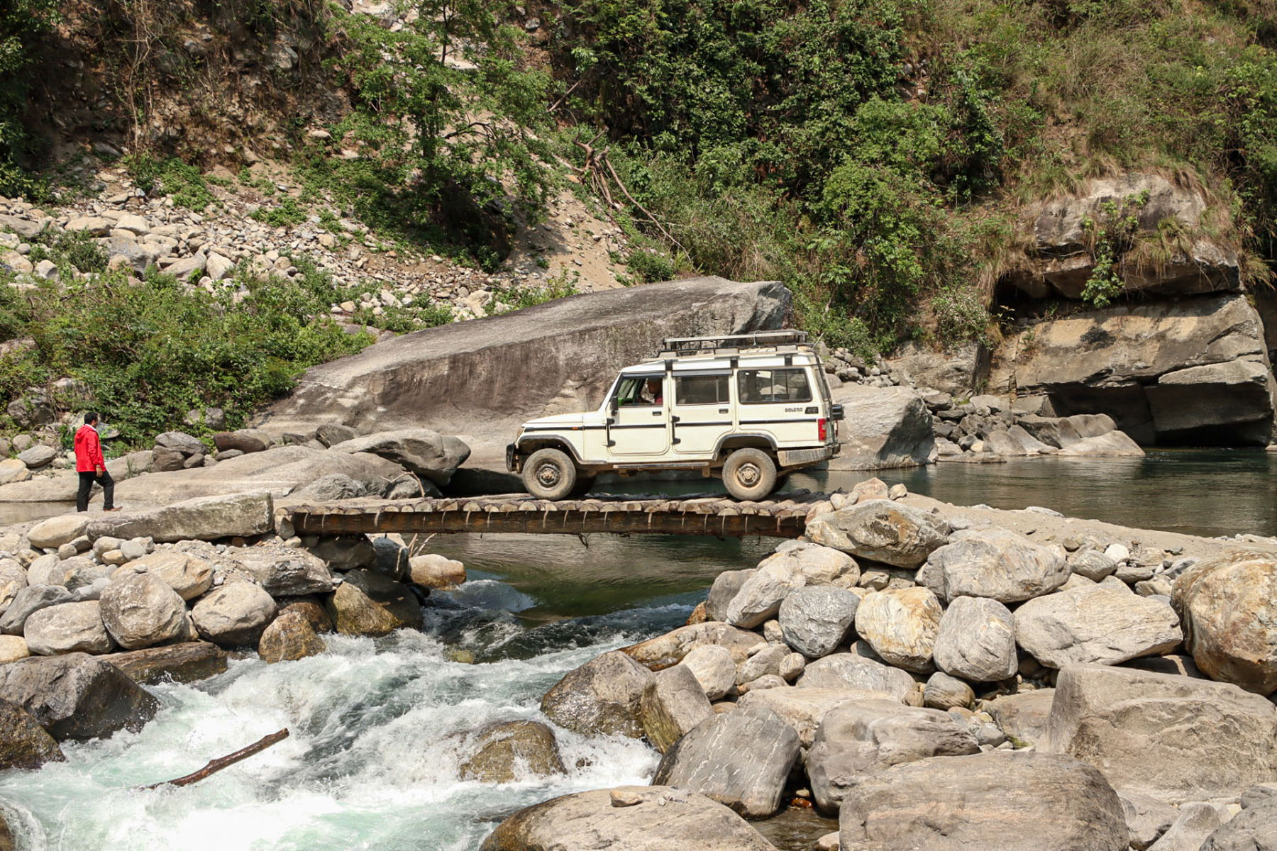 काठेपुलमा यात्रुवाहक गाडी