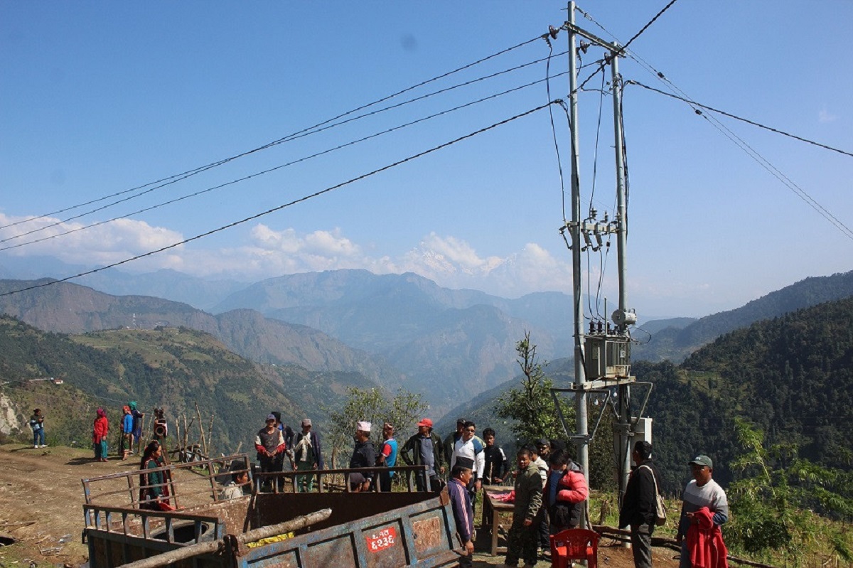 सडक र बिजुलीले सुगम बन्दै गाउँ