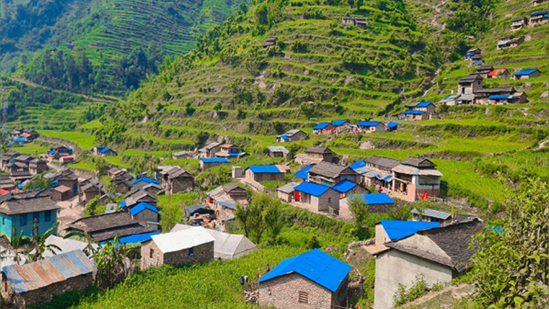 जस्तापाताले विस्थापित गर्दै ढुंगा र खरका छानो