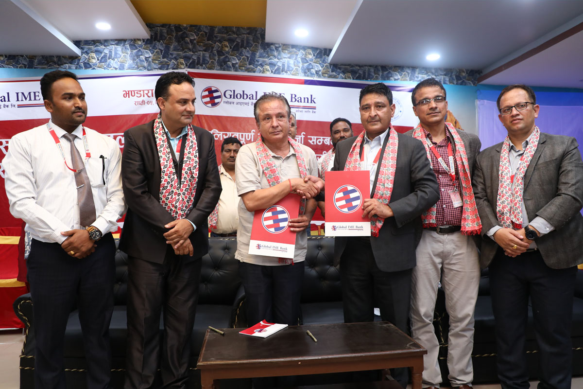 ग्लोबल आइएमई बैंकले चितवनका दुग्ध उत्पादकलाई कृषि अनुदान कर्जा दिने