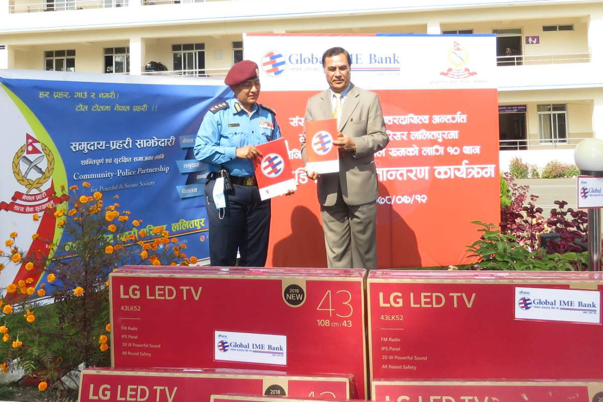 ग्लोबल आइएमई बैंकले ललितपुर प्रहरीलाई दियो १० थान एलइडी टिभी
