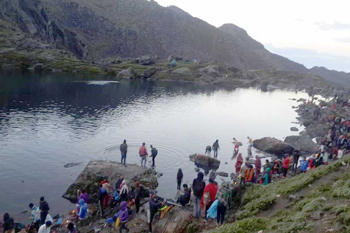 गोसाइँकुण्ड मेलाका लागि खाद्यान्न ढुवानी सुरु