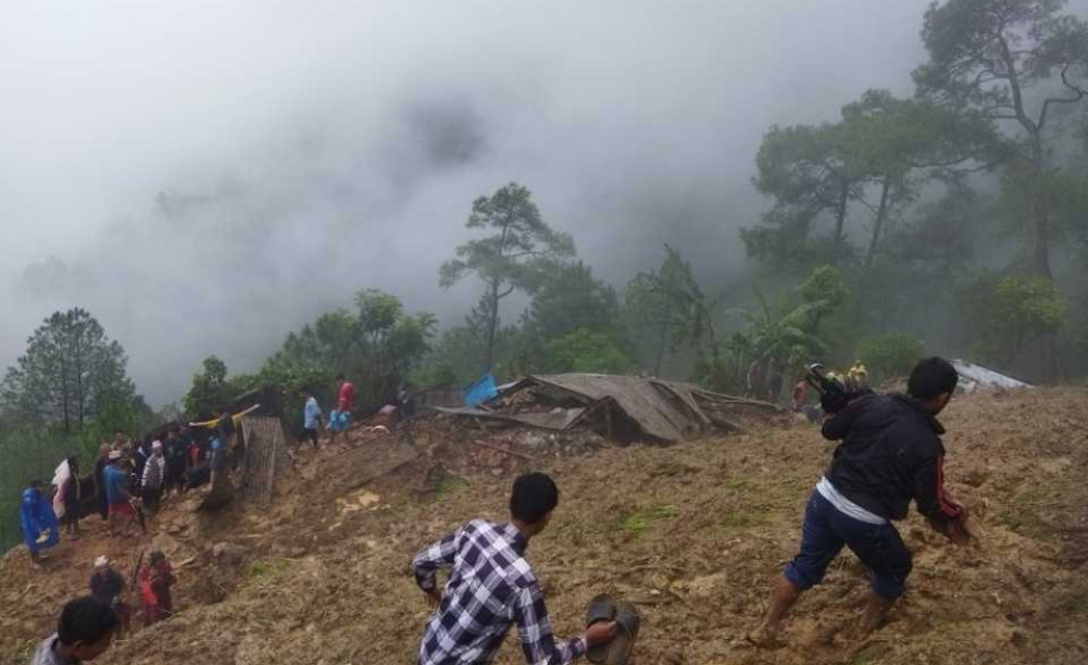 पहिरोले घर बगाउँदा गुल्मीमा एकै परिवारका ४ जनाको मृत्यु