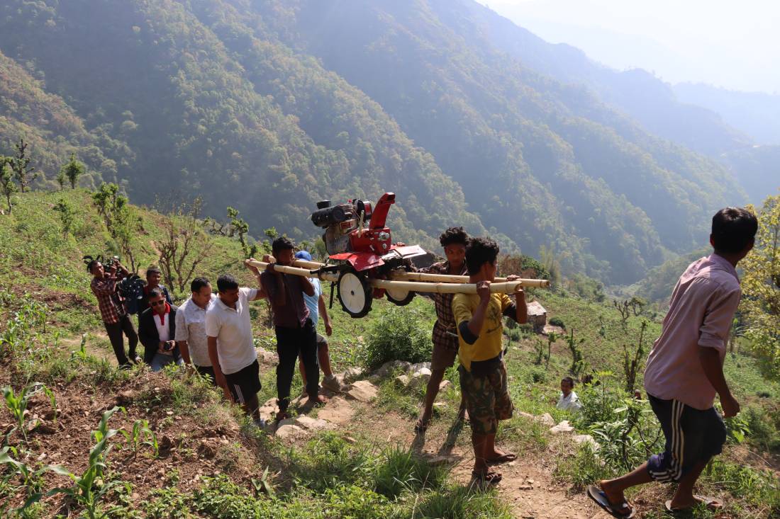हाते ट्रयाक्टरलाई युवाको काँध