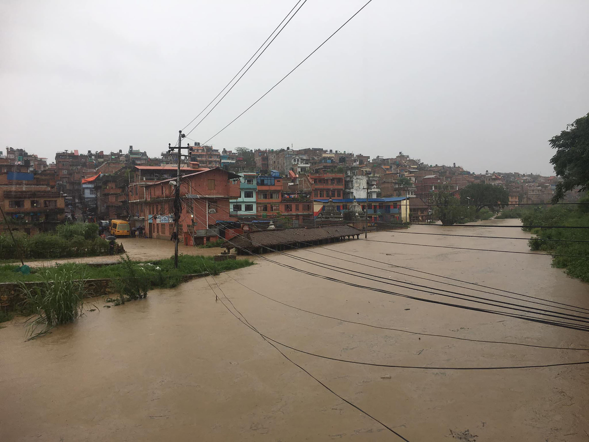 देशभर वर्षा: विभिन्न ठाउँमा सडक अवरुद्ध, बस्ती डुबानमा