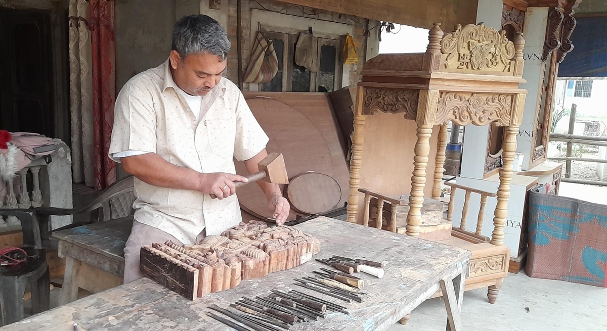 ३० वर्षदेखि काठमा बुट्टा कुँदिरहेका होमनाथ