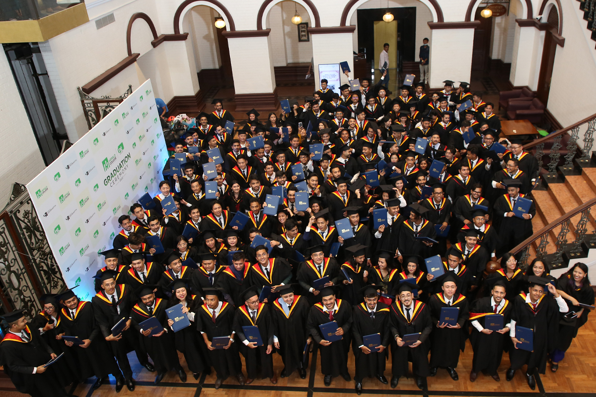 हेराल्ड कलेजका विद्यार्थी दीक्षित