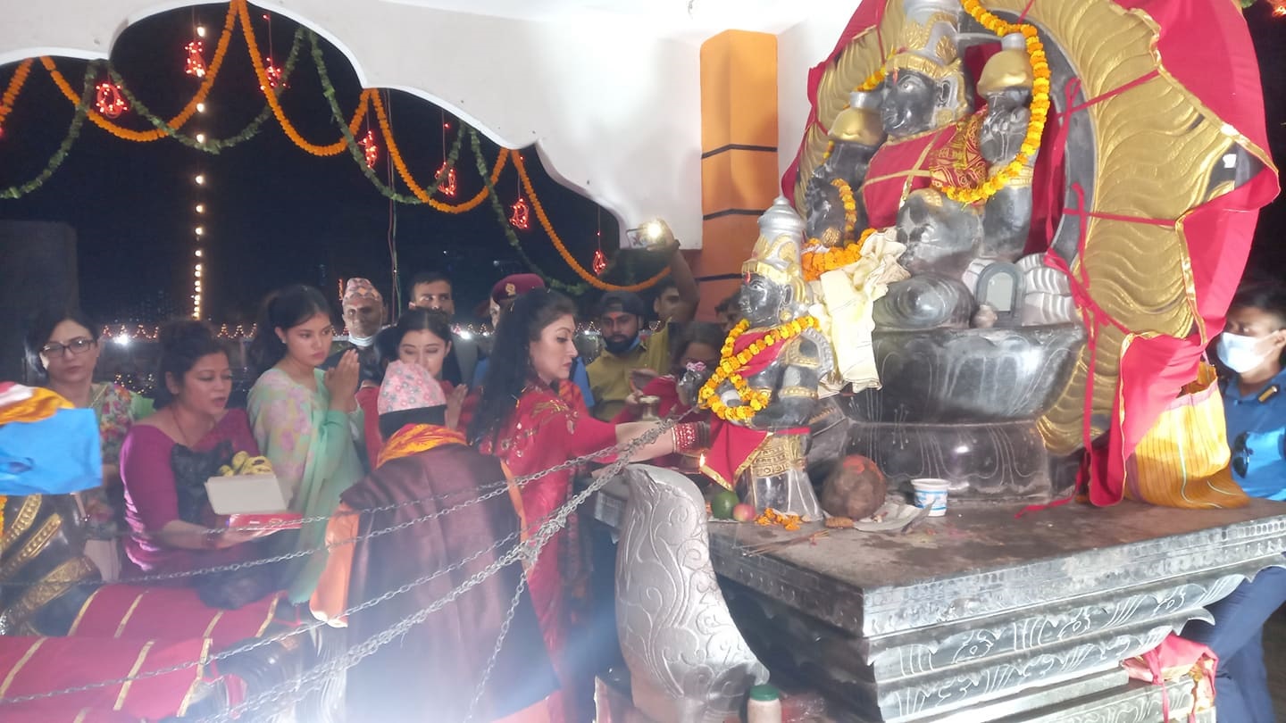 छठको पूजा गर्न हिमानी पुगिन् वीरगञ्ज