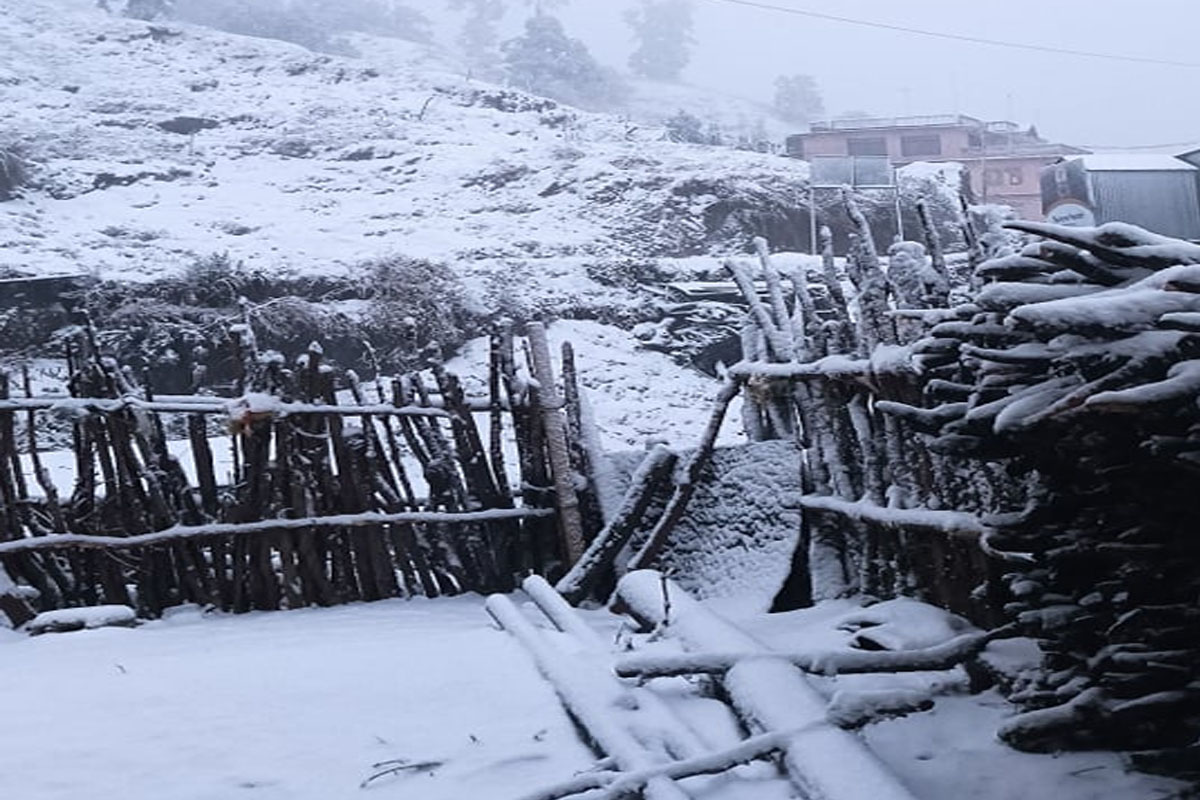हिमपातले त्रिभुवन राजपथ अवरुद्ध