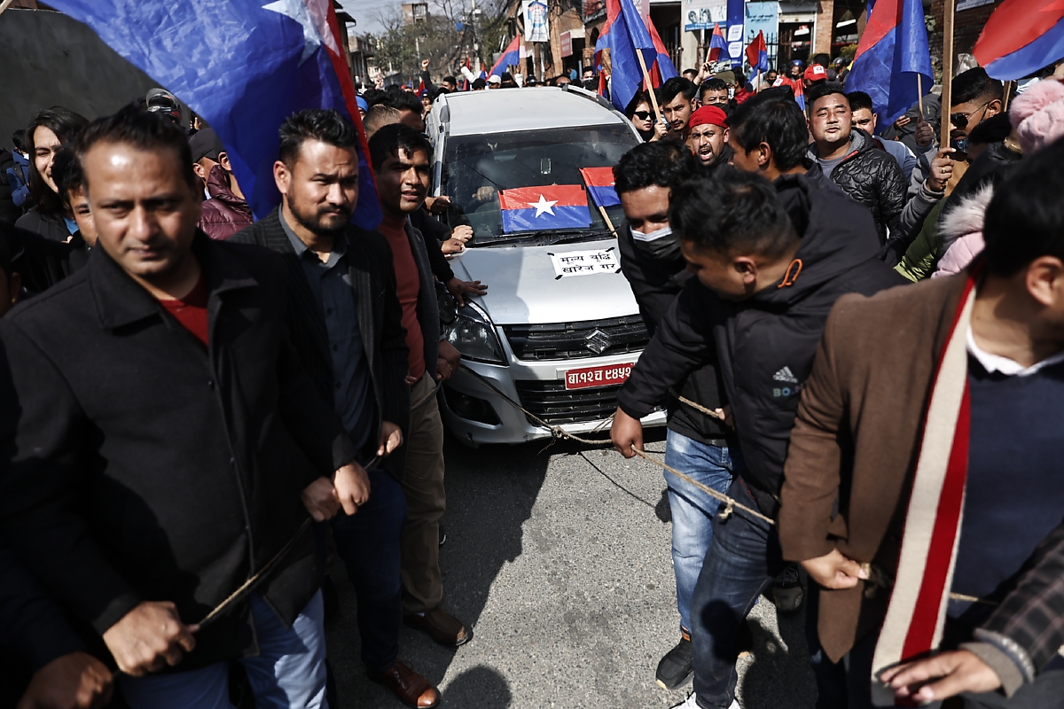 इन्धनको मूल्यवृद्धिविरुद्ध सवारीसाधन धकेलेर प्रदर्शन [तस्बिरहरू]