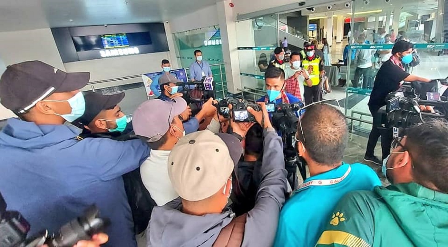 दुई खेलका लागि नेपाल आइपुग्यो भारतीय फुटबल टिम [भिडियोसहित]