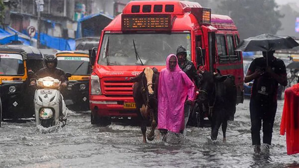 मुम्बईमा भारी वर्षाले उडान प्रभावित