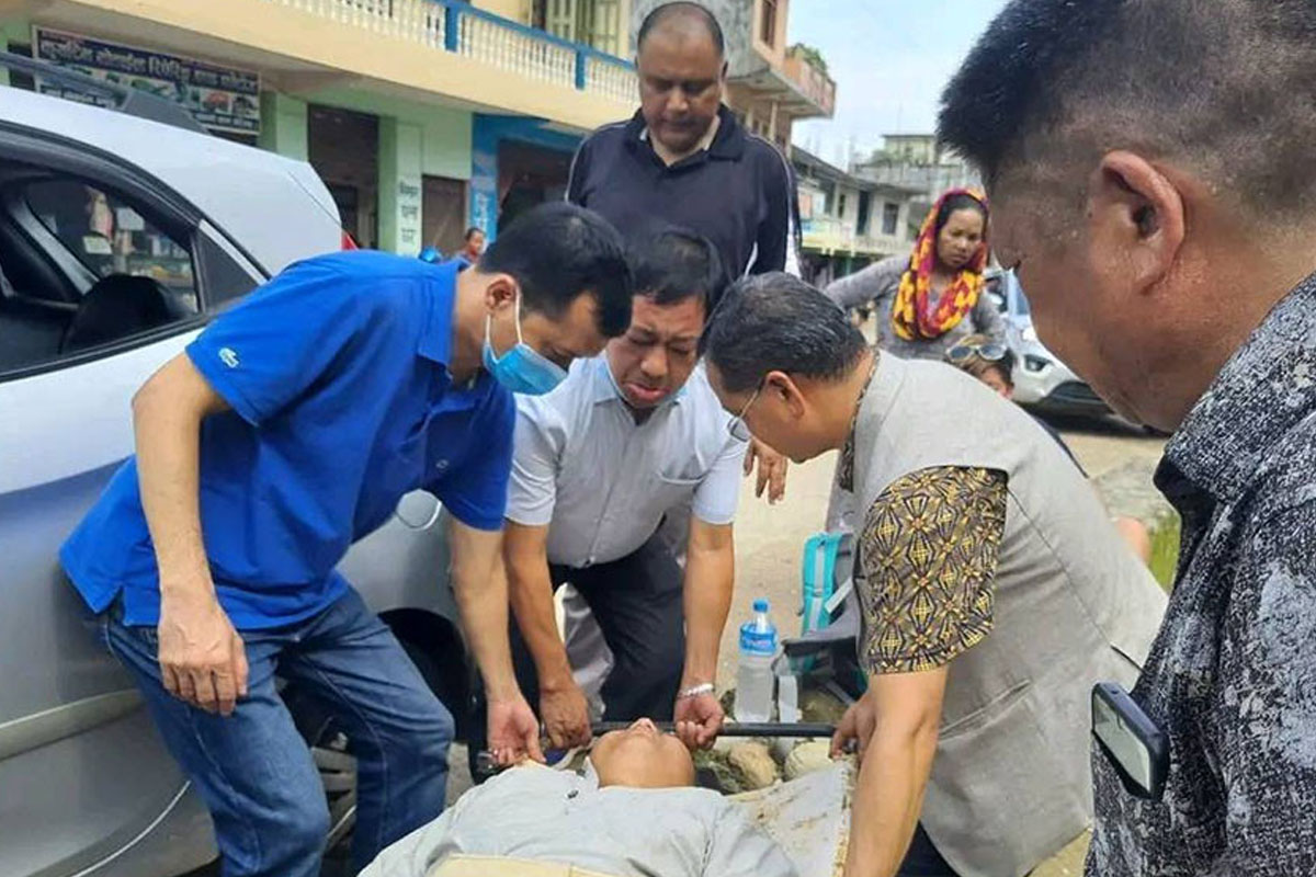दुर्घटनामा घाइते भएका एमाले नेतालाई हेलिकोप्टरमार्फत काठमाडौं ल्याइयो