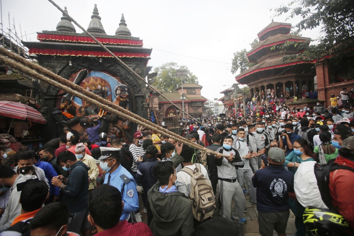 इन्द्रजात्राको लिंगो ठड्याइयो [आठ तस्बिरमा]