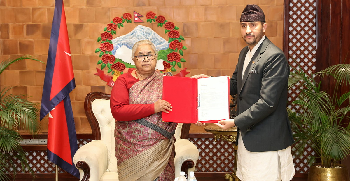 सञ्चारमन्त्री खरेलले प्रधानमन्त्रीलाई बुझाए राजीनामा पत्र