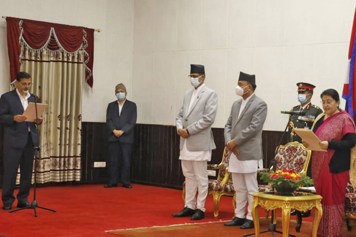 पुनः नियुक्त भएका अर्थमन्त्री शर्माले लिए शपथ
