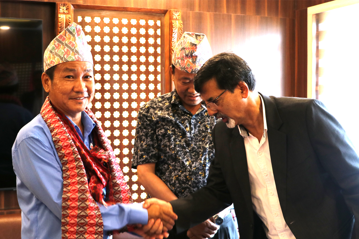 खानेपानी समस्या समाधानमा सहयोग गर्न अर्थमन्त्रीलाई मेयर साम्पाङको आग्रह