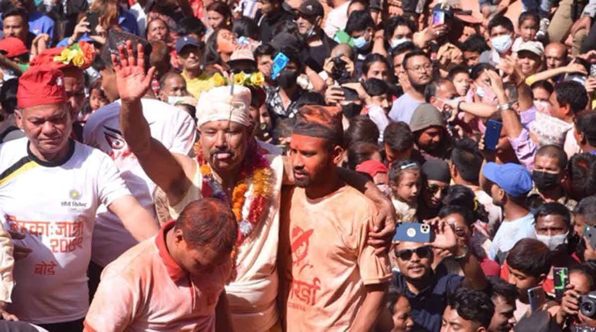 भक्तपुरको जिब्रो छेड्ने जात्रामा २७ वर्षीय सुजन पहिलो पटक जिब्रो छेडाउँदै