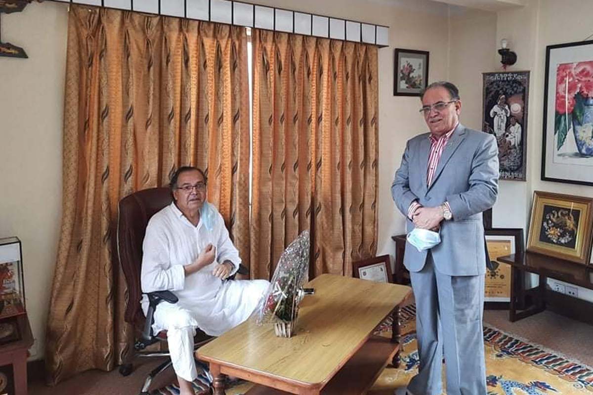 झलनाथ खनालको स्वास्थ्यवस्था बुझ्न डल्लु पुगे प्रचण्ड