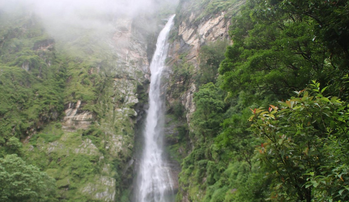 ओझेलमा ताप्लेजुङको ढङ्ढंगे झरना