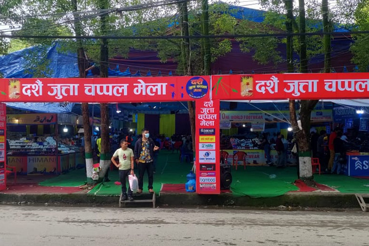 दसैं जुत्ताचप्पल मेलामा उपभोक्ताको घुइँचो