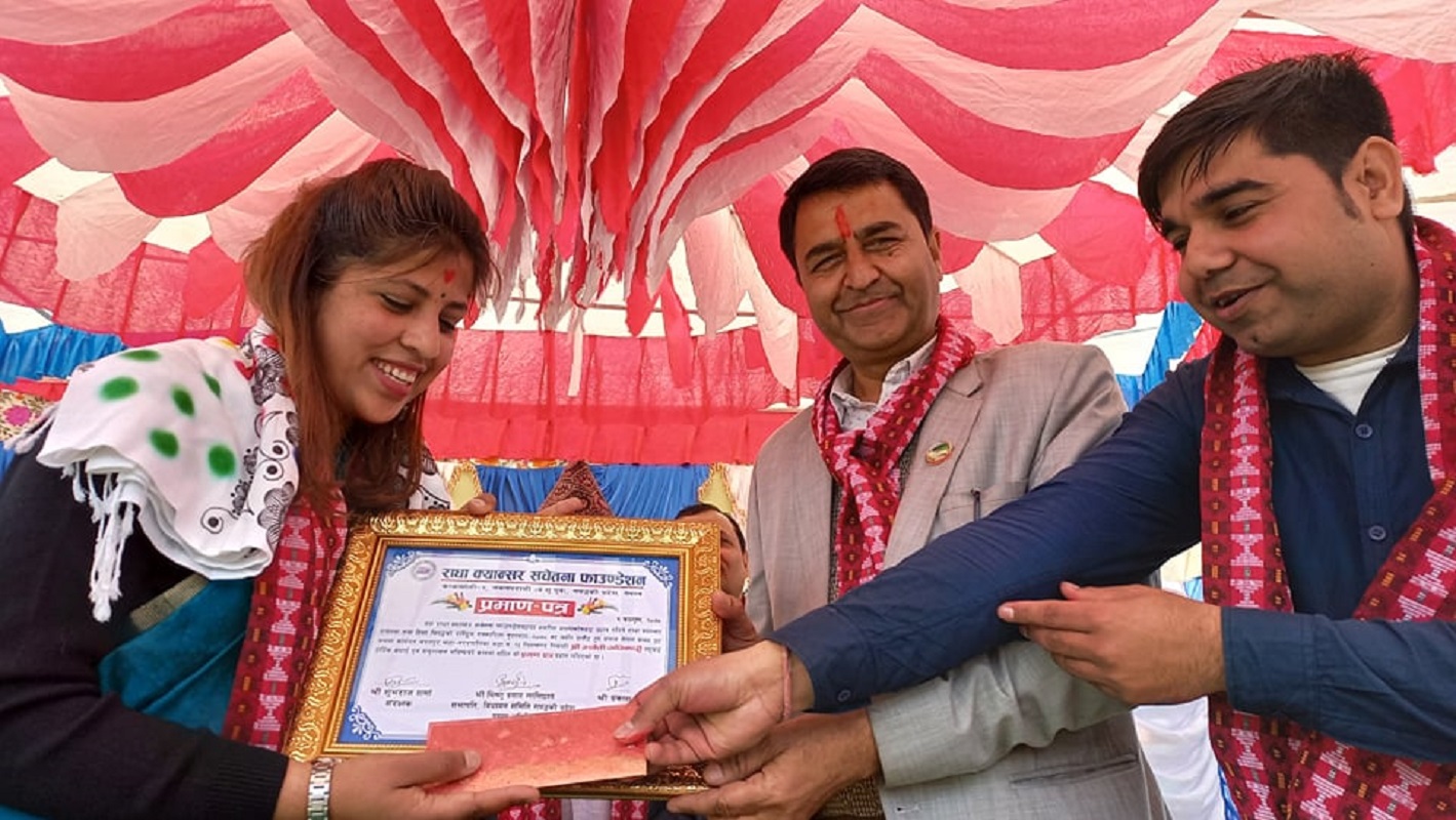 नेपाल समयकर्मी अधिकारीलाई क्यान्सर सचेतना तथा हिंसाविरुद्व राष्ट्रिय पत्रकारिता पुरस्कार