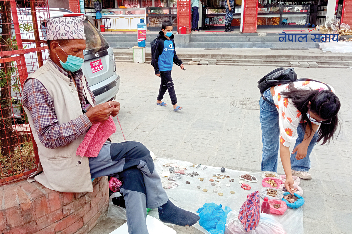 १० वर्षदेखि कुरुश खेलाउँदै जडिबुटी बेच्दैछन् जुम्ली कालीबहादुर