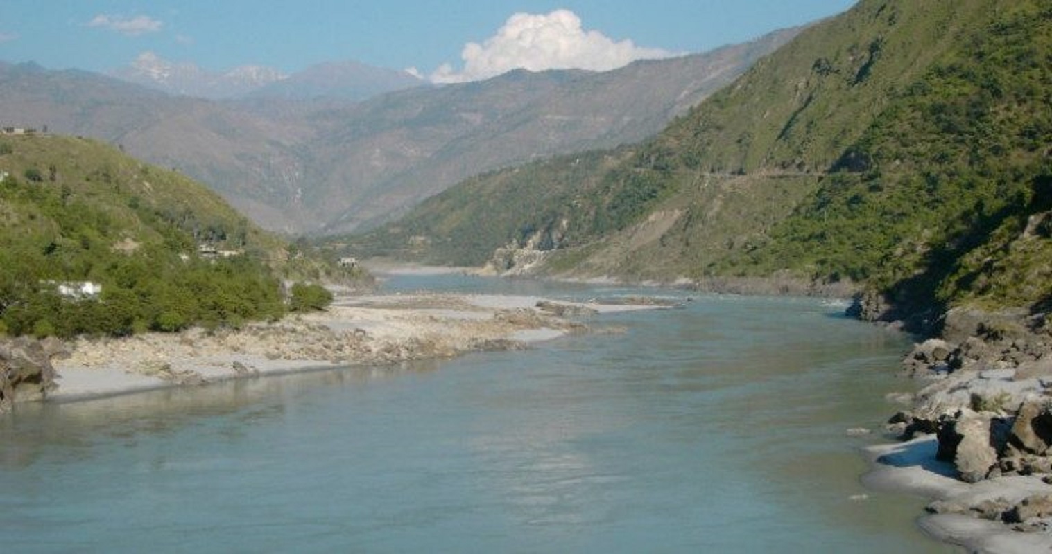 तिनाउ नदीले बगाउँदा एक पुरूष बेपत्ता