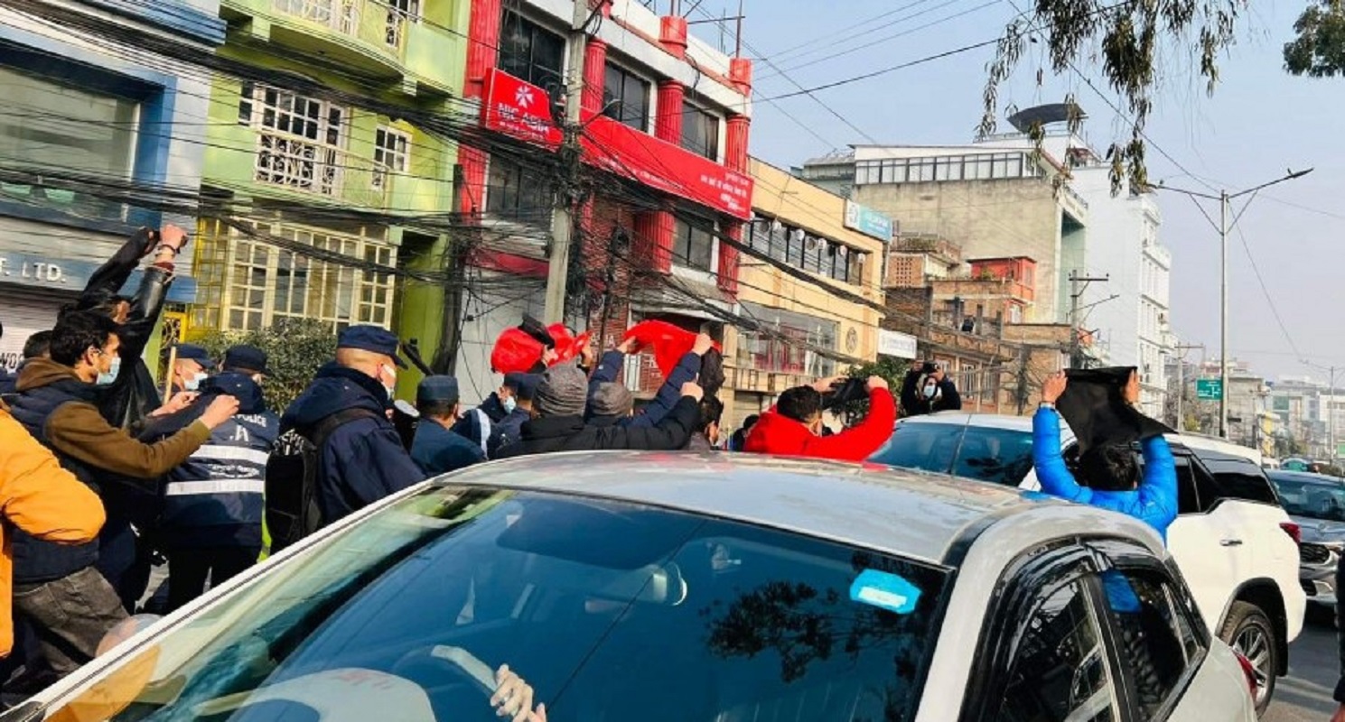 सञ्चारमन्त्री कार्कीलाई अनेरास्ववियुले देखायो कालो झन्डा